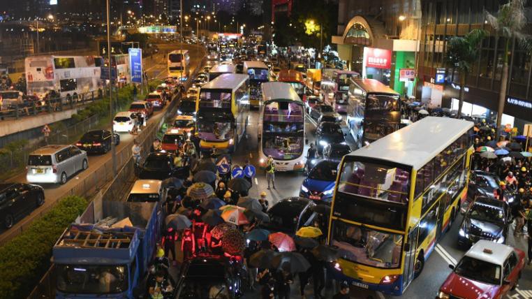 Người biểu tình cản trở giao thông ở khu Causeway Bay của Hồng Kông ngày 4/8 - Ảnh: CNN.