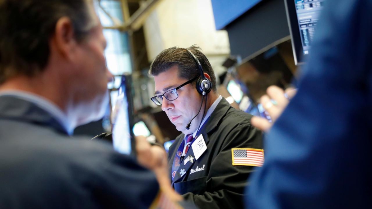 Các nhà giao dịch cổ phiếu trên sàn NYSE ở New York, Mỹ - Ảnh: Reuters.