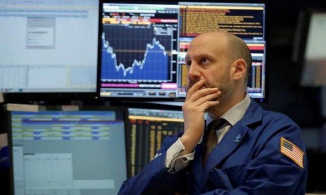 Một nhà giao dịch cổ phiếu trên sàn NYSE ở New York, Mỹ -Ảnh: Reuters.