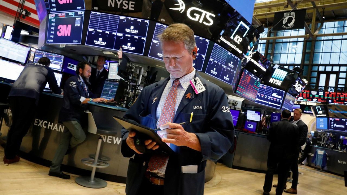 Các nhà giao dịch cổ phiếu trên sàn NYSE ở New York, Mỹ - Ảnh: Reuters.