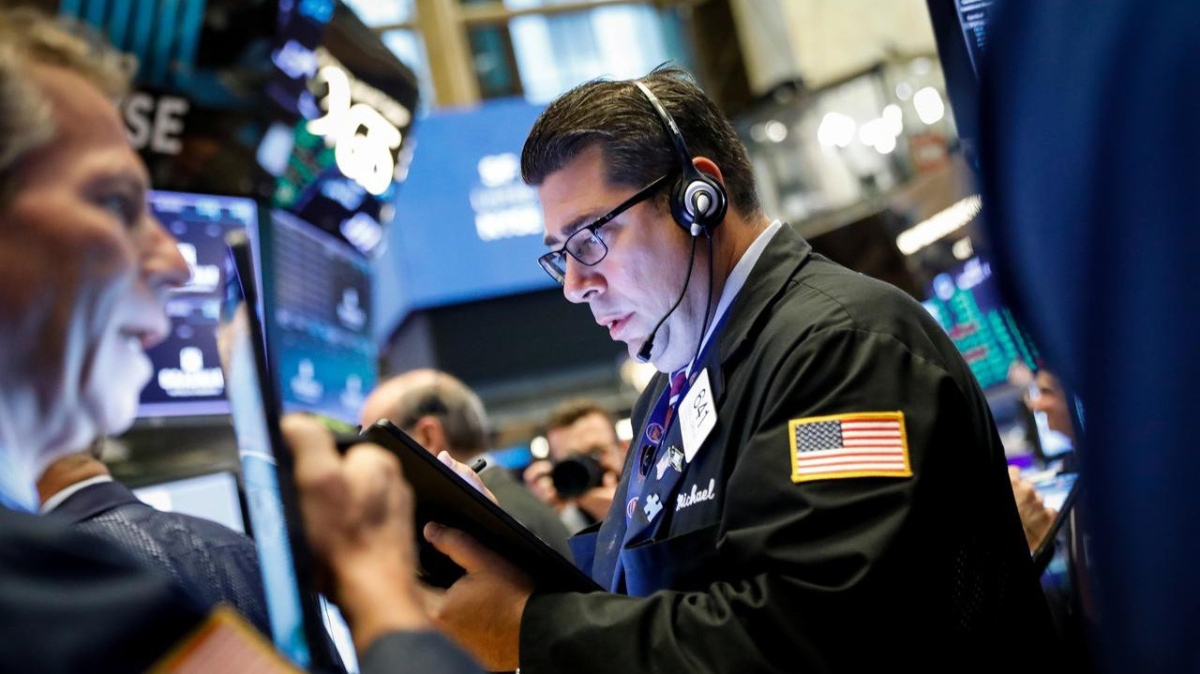 Các nhà giao dịch cổ phiếu trên sàn NYSE ở New York, Mỹ - Ảnh: Reuters.