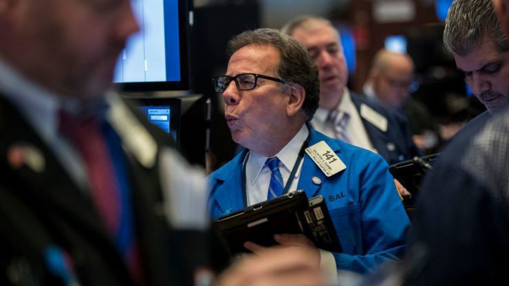 Các nhà giao dịch cổ phiếu trên sàn NYSE ở New York, Mỹ - Ảnh: Reuters.