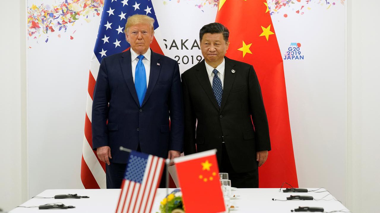 Tổng thống Mỹ Donald Trump (trái) và Chủ tịch Trung Quốc Tập Cận Bình trong cuộc gặp ở Osaka, Nhật Bản, tháng 6/2019 - Ảnh: Reuters.