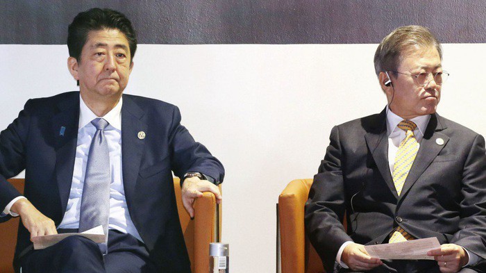 Thủ tướng Nhật Bản Shinzo Abe (trái) và Tổng thóng Hàn Quốc Moon Jae-in tại thượng đỉnh G20 ở Osaka, Nhật Bản tháng 6/2019 - Ảnh: Kyodo.