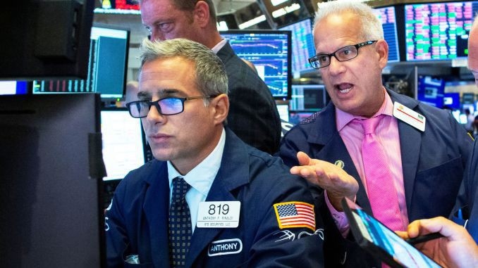 Các nhà giao dịch cổ phiếu trên sàn NYSE ở New York, Mỹ - Ảnh: Reuters.
