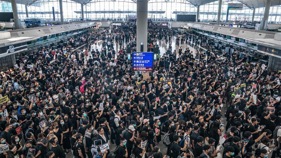 Biểu tình ở sân bay Hồng Kông ngày 12/8 - Ảnh: Reuters.