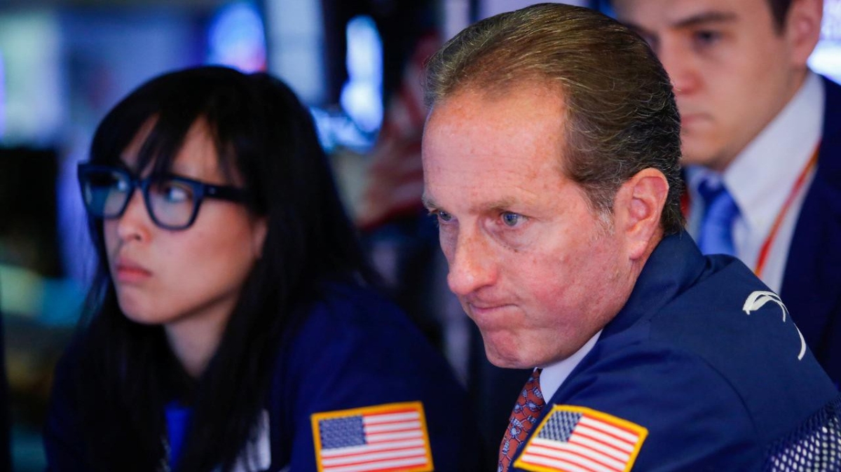 Các nhà giao dịch cổ phiếu trên sàn NYSE ở New York, Mỹ - Ảnh: Reuters.