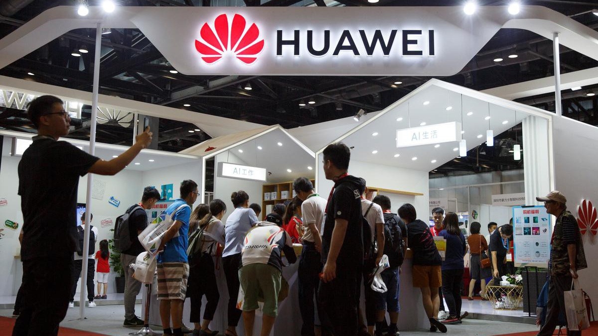 Gian hàng Huawei tại một triển lãm công nghệ ở Bắc Kinh hôm 2/8 - Ảnh: Reuters.