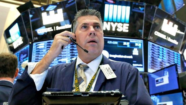Một nhà giao dịch cổ phiếu trên sàn NYSE ở New York, Mỹ - Ảnh: Reuters.