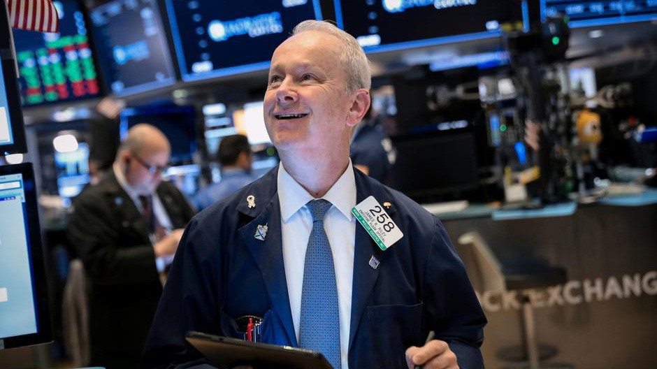 Một nhà giao dịch cổ phiếu trên sàn NYSE ở New York, Mỹ - Ảnh: Reuters.