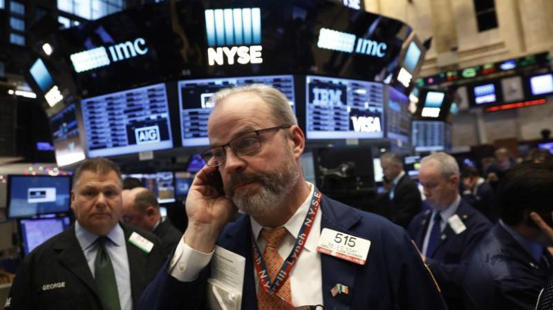 Các nhà giao dịch cổ phiếu trên sàn NYSE ở New York, Mỹ - Ảnh: Reuters.