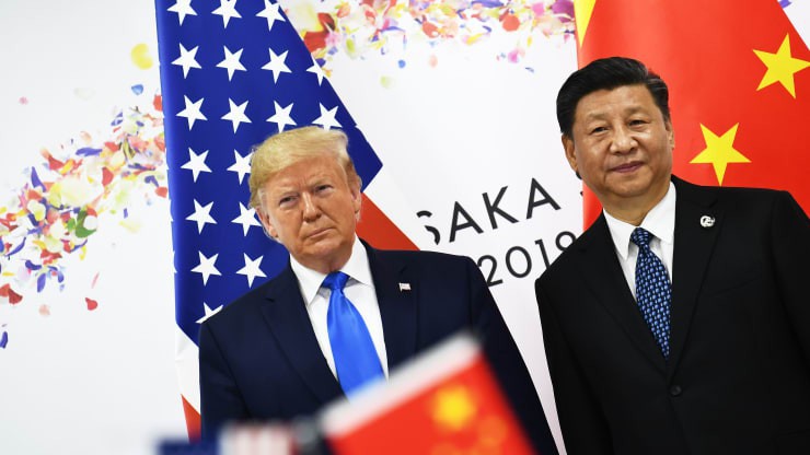 Tổng thống Mỹ Donald Trump (trái) và Chủ tịch Trung Quốc Tập Cận Bình tại thượng đỉnh G20 ở Osaka, Nhật Bản, tháng 6/2019 - Ảnh: Getty/CNBC.