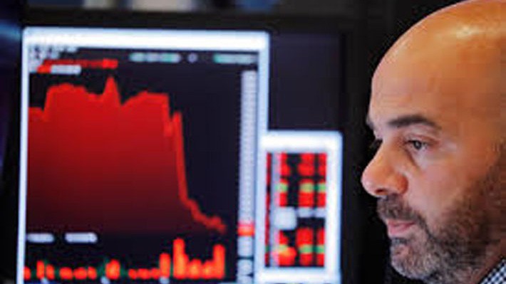 Một nhà giao dịch cổ phiếu trên sàn NYSE ở New York, Mỹ, ngày 23/8 - Ảnh: Reuters.