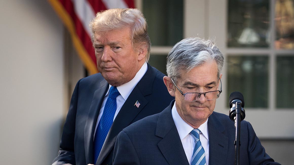 Tổng thống Mỹ Donald Trump (trái) và Chủ tịch FED Jerome Powell tại Vườn Hồng, Nhà Trắng, tháng 11/2017 - Ảnh: Getty.