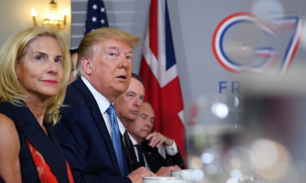 Tổng thống Mỹ Donald Trump và các quan chức Mỹ tại một cuộc gặp ở hội nghị thượng đỉnh G7 ngày 25/8 - Ảnh:Getty/CNBC.