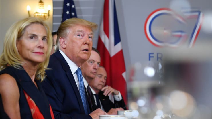 Tổng thống Mỹ Donald Trump và các quan chức Mỹ tại một cuộc gặp ở hội nghị thượng đỉnh G7 ngày 25/8 - Ảnh:Getty/CNBC.