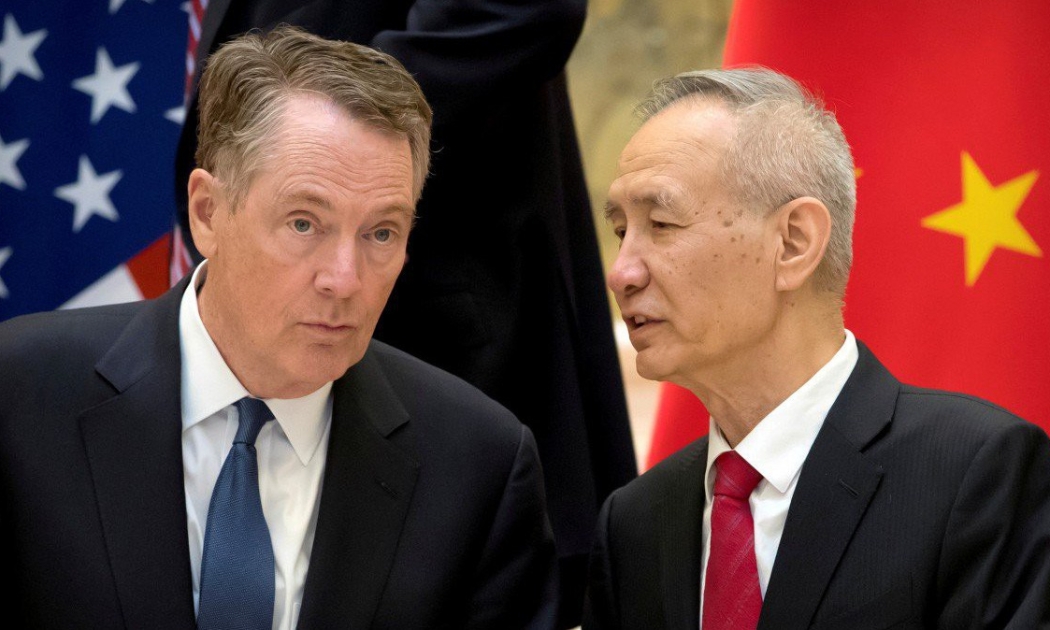 Phó thủ tướng Trung Quốc Lưu Hạc (phải) và Đại diện thương mại Mỹ Robert Lighthizer trong một cuộc gặp vào tháng 3/2019 - Ảnh: Reuters.