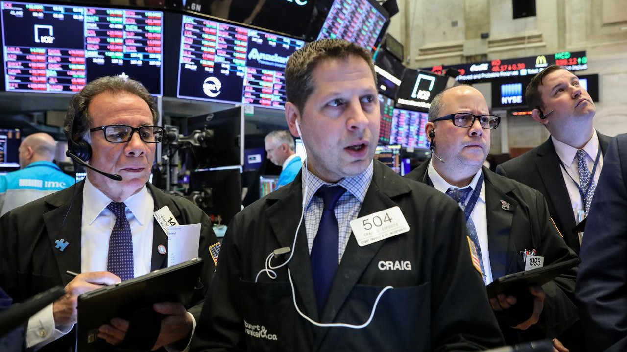 Các nhà giao dịch cổ phiếu trên sàn NYSE ở New York, Mỹ - Ảnh: Reuters.