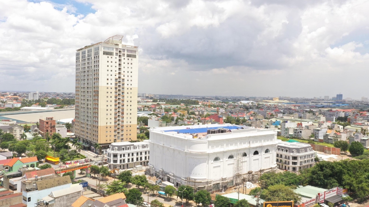 Vincom Dĩ An trong khuôn viên dự án Charm City đã hoàn thành phần thô.