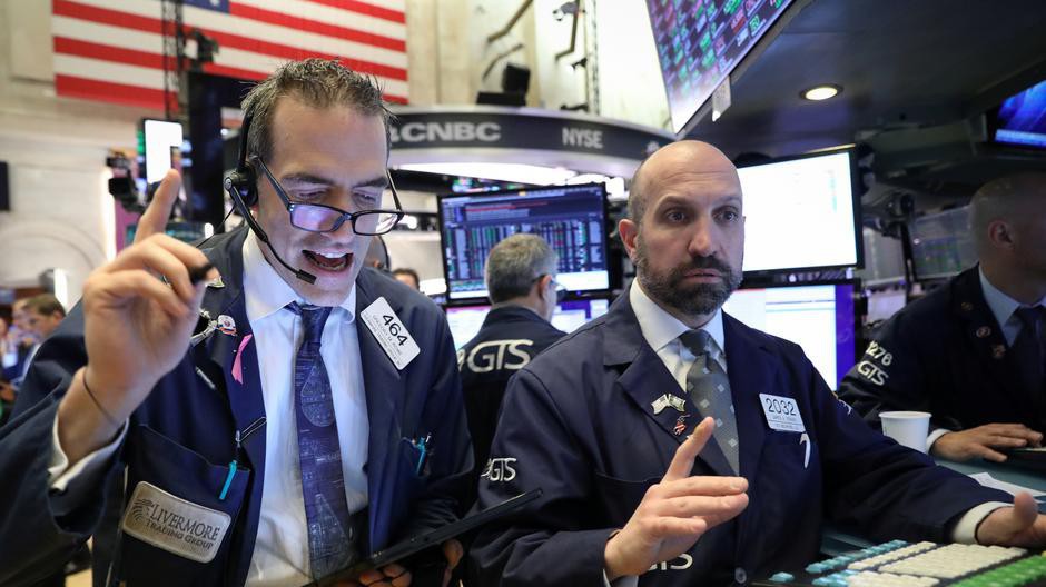 Các nhà giao dịch cổ phiếu trên sàn NYSE ở New York, Mỹ - Ảnh: Reuters.