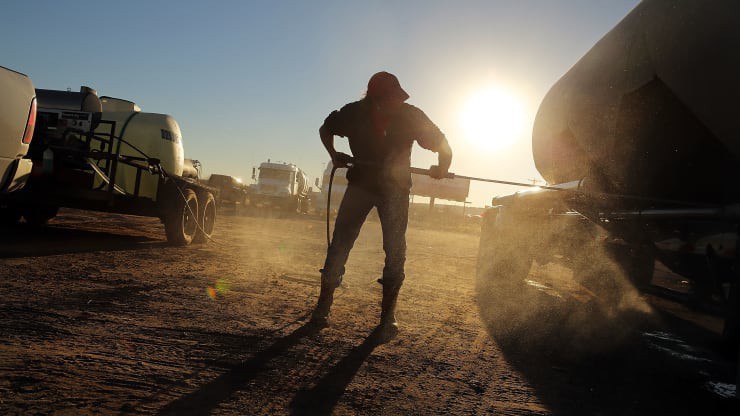 Một công nhân làm việc tại một cơ sở khai thác dầu cát ở Texas, Mỹ - Ảnh: Getty/CNBC.