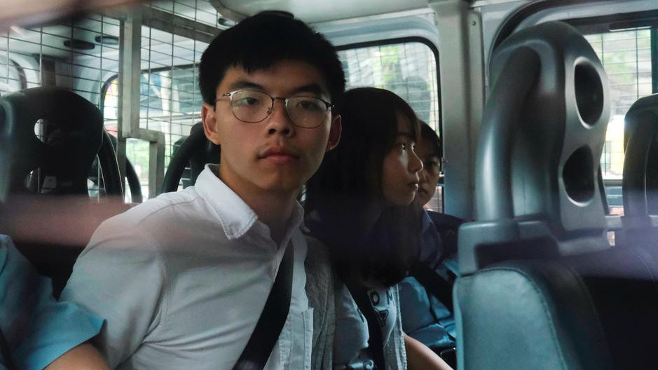 Hai nhà hoạt động chính trị Hồng Kông Joshua Wong và Agnes Chow bị bắt ngày 30/8 - Ảnh: Reuters.