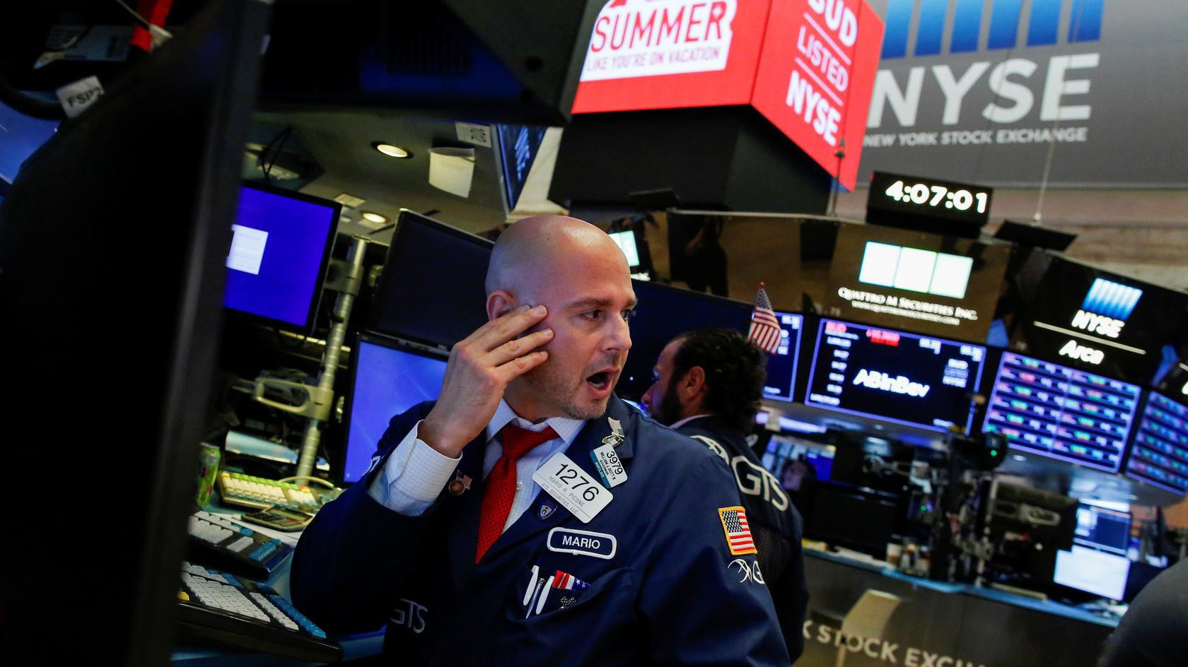 Các nhà giao dịch cổ phiếu trên sàn NYSE ở New York, Mỹ - Ảnh: Reuters.