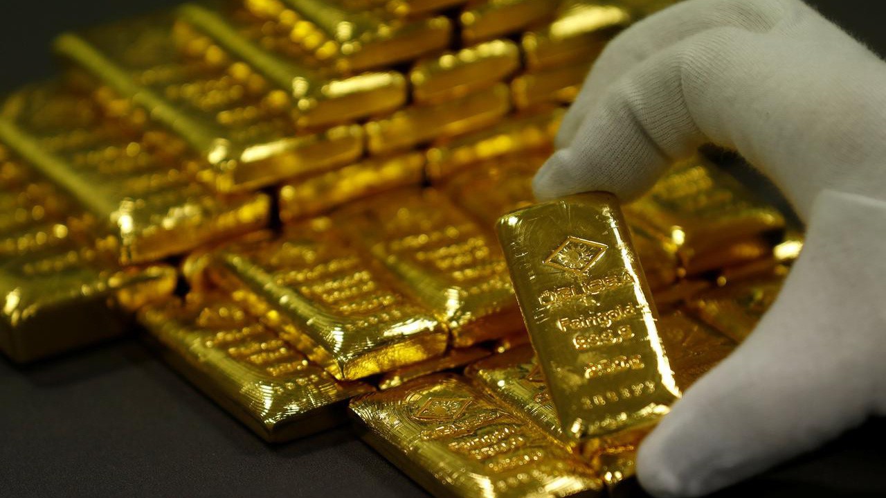 Giá vàng quốc tế đang chịu áp lực giảm từ đồng USD mạnh lên, nhưng cũng được hỗ trợ bởi nhu cầu phòng ngừa rủi ro của giới đầu tư - Ảnh: Reuters.