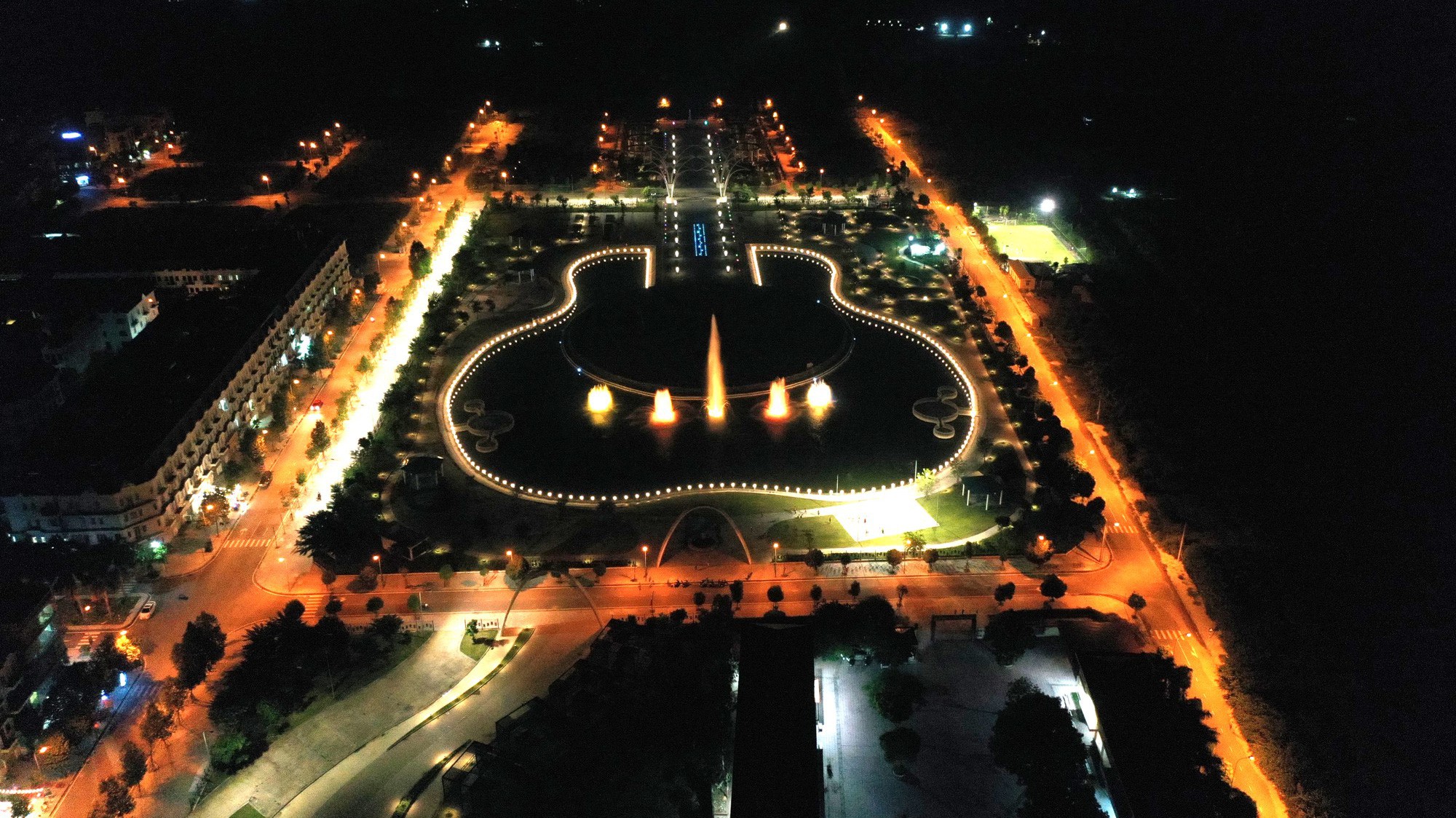 Công viên Âm nhạc được thiết kế sáng tạo, nghệ thuật với các khu vực chính với mô hình của các loại nhạc cụ, những bức tượng vũ công ballet uyển chuyển; nghệ sỹ violin, saxophone đang thả hồn theo từng nốt nhạc.