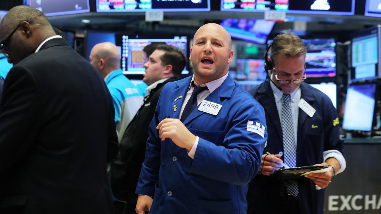 Các nhà giao dịch cổ phiếu trên sàn NYSE ở New York, Mỹ - Ảnh: Reuters.