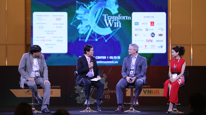 Ông Lê Hồng Phúc (thứ 2 từ trái qua): “Nhân sự Việt Nam đang dần đổi mới và sáng tạo hơn từng ngày”.