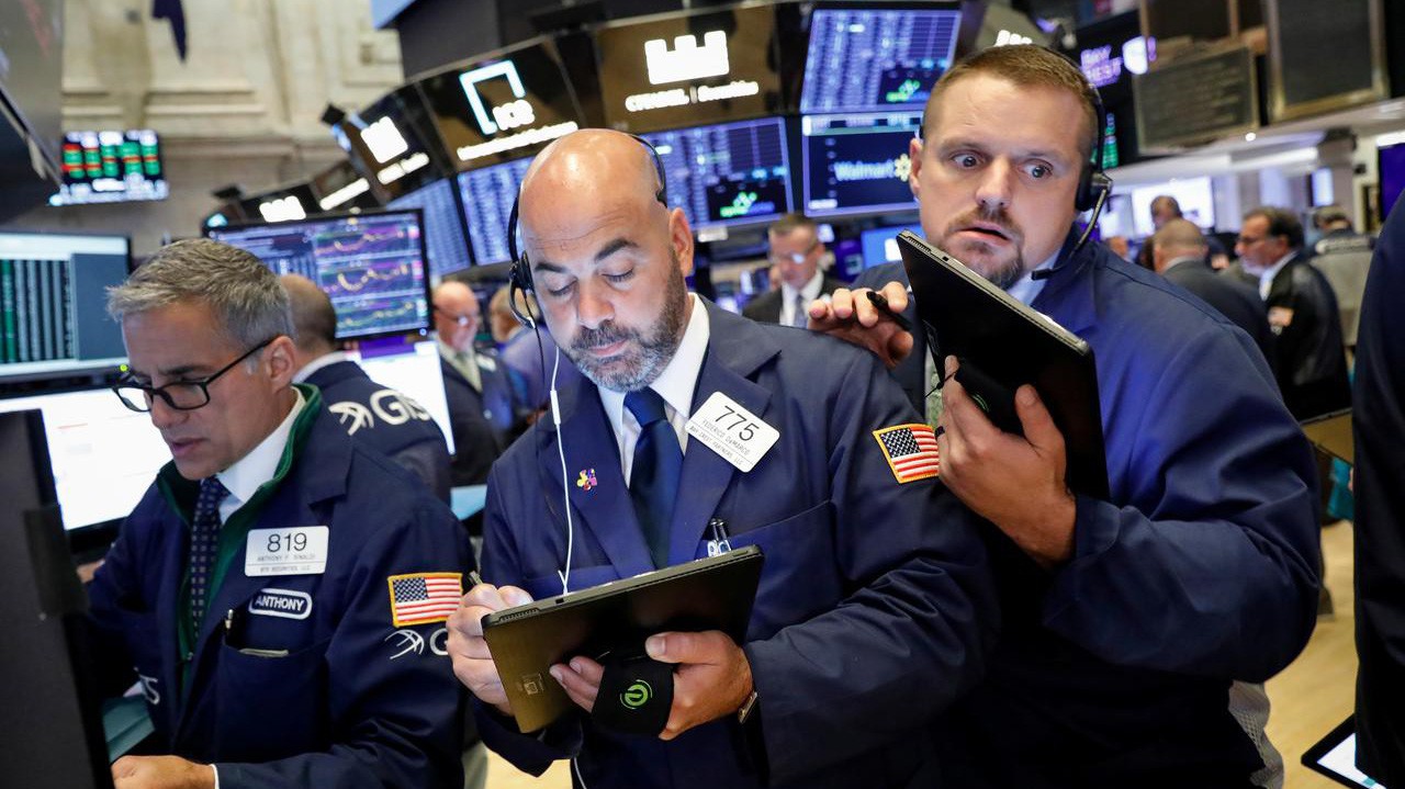 Các nhà giao dịch cổ phiếu trên sàn NYSE ở New York, Mỹ - Ảnh: Reuters.