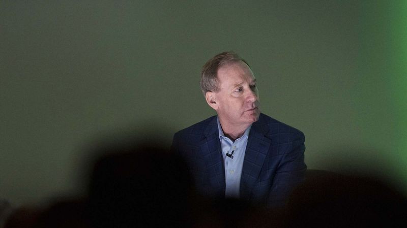 Ông Brad Smith, Chủ tịch kiêm Giám đốc pháp lý của Microsoft - Ảnh: Bloomberg.
