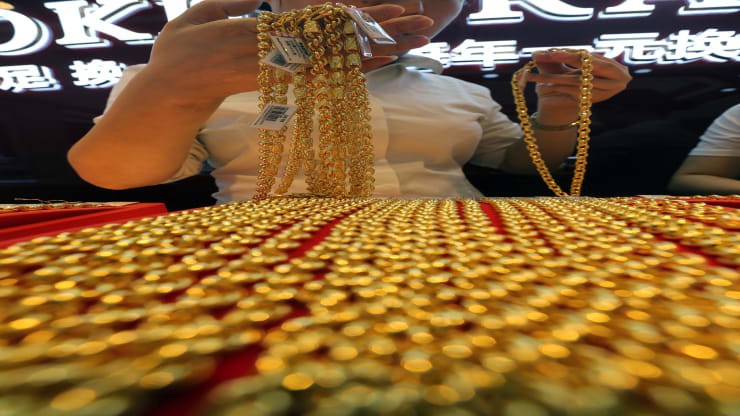 Trong tuần trước, giá vàng quốc tế mất khoảng 1% do nhu cầu phòng ngừa rủi ro giảm sút - Ảnh: Getty/CNBC.