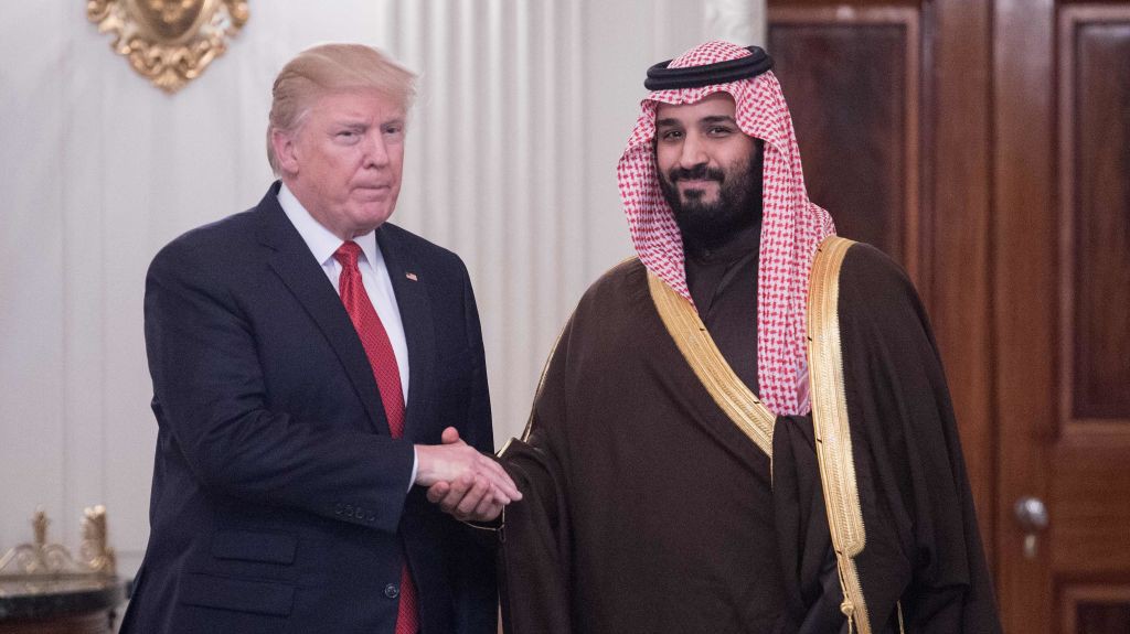Tổng thống Mỹ Donald Trump (trái) trong một cuộc gặp với Thái tử Mohammed bin Salman của Saudi Arabia vào đầu năm 2017 tại Nhà Trắng - Ảnh: Getty/Time.