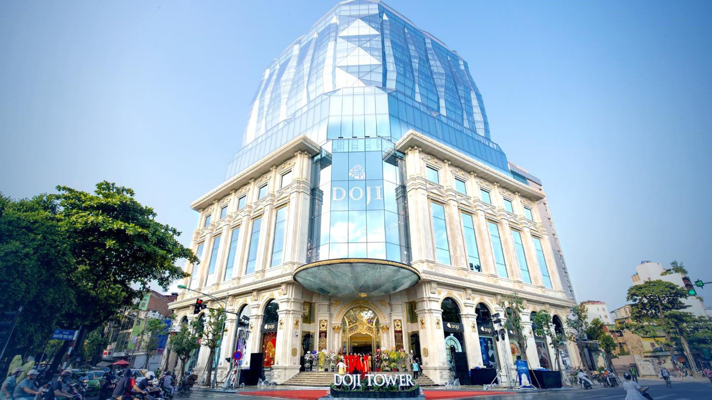 DOJI Tower hiện rõ như một viên kim cương khổng lồ, tạo hình bởi hàng ngàn tấm kính đặc biệt nằm vững chãi trên bệ đỡ là phần khối đế Tòa nhà hoàn toàn được ốp đá tự nhiên Cream Marphil.