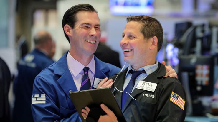 Các nhà giao dịch cổ phiếu trên sàn NYSE ở New York, Mỹ - Ảnh: Reuters.