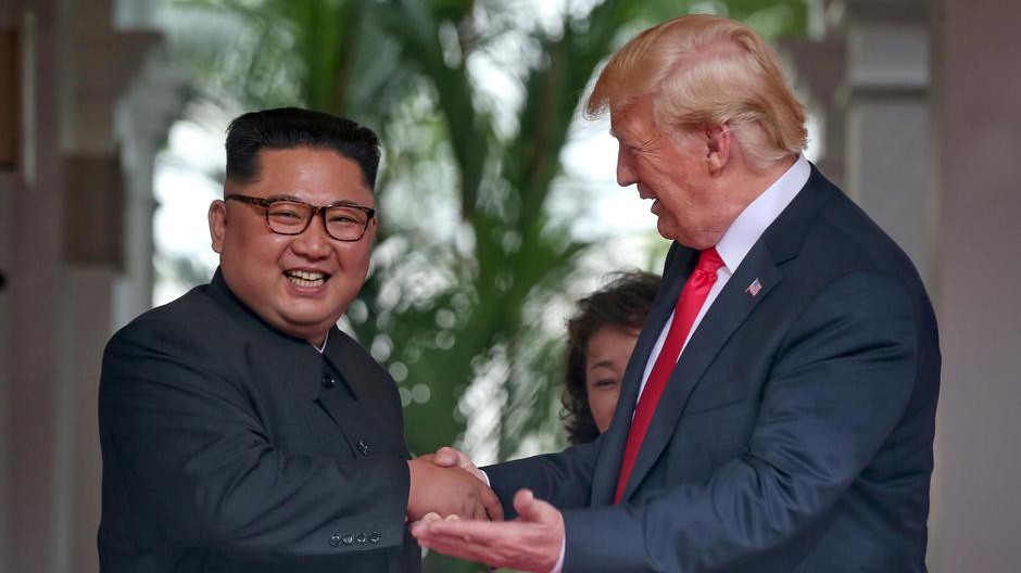 Nhà lãnh đạo Triều Tiên Kim Jong Un (trái) và Tổng thống Mỹ Donald Trump trong cuộc gặp ở Singapore vào tháng 6/2018 - Ảnh: Reuters.