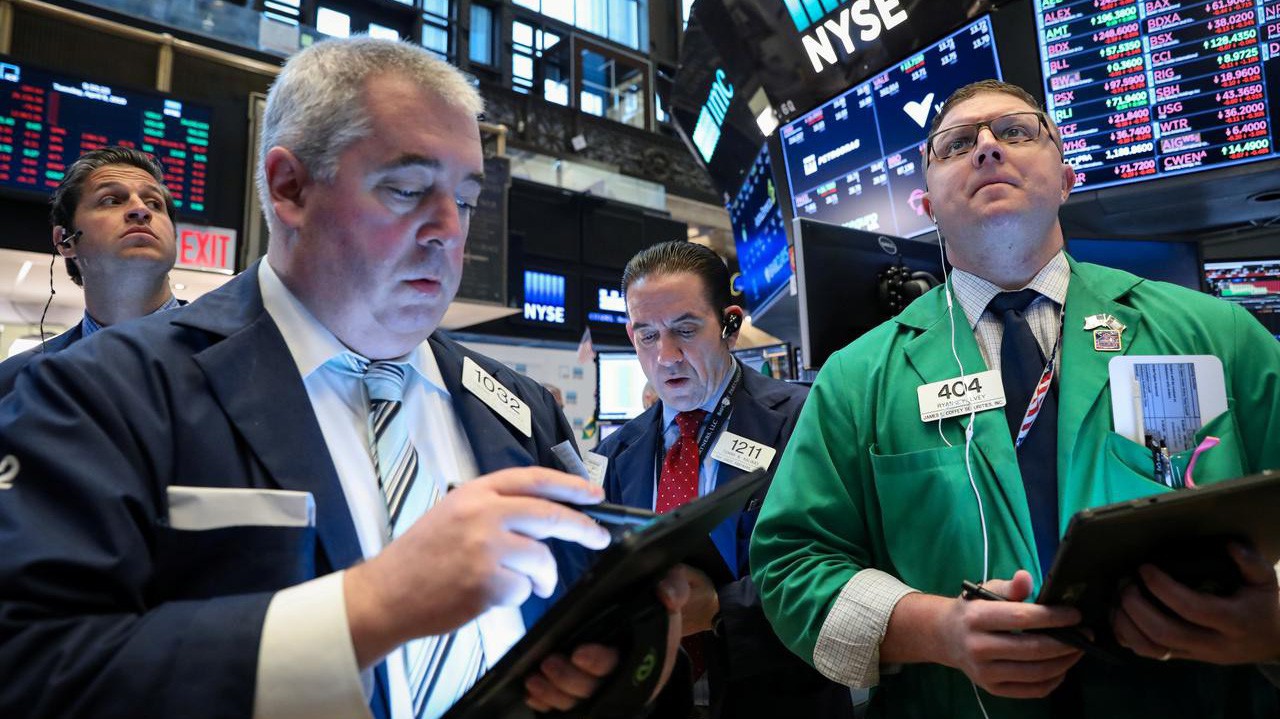 Các nhà giao dịch cổ phiếu trên sàn NYSE ở New York, Mỹ - Ảnh: Reuters.