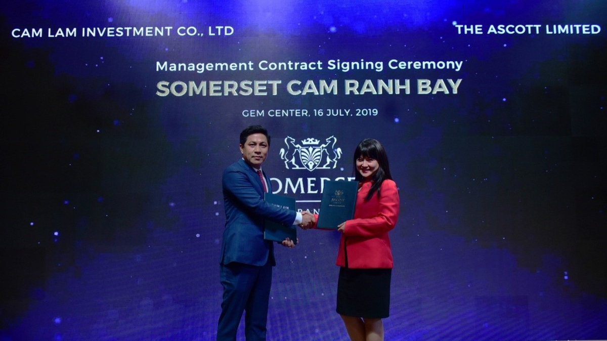 Ông Trần Trọng Dũng, Tổng giám đốc Công Ty TNHH Đầu Tư Cam Lâm, chủ đầu tư dự án Cam Ranh Bay và bà Lew Yen Ping, Tổng quản lý của Ascott Việt Nam.