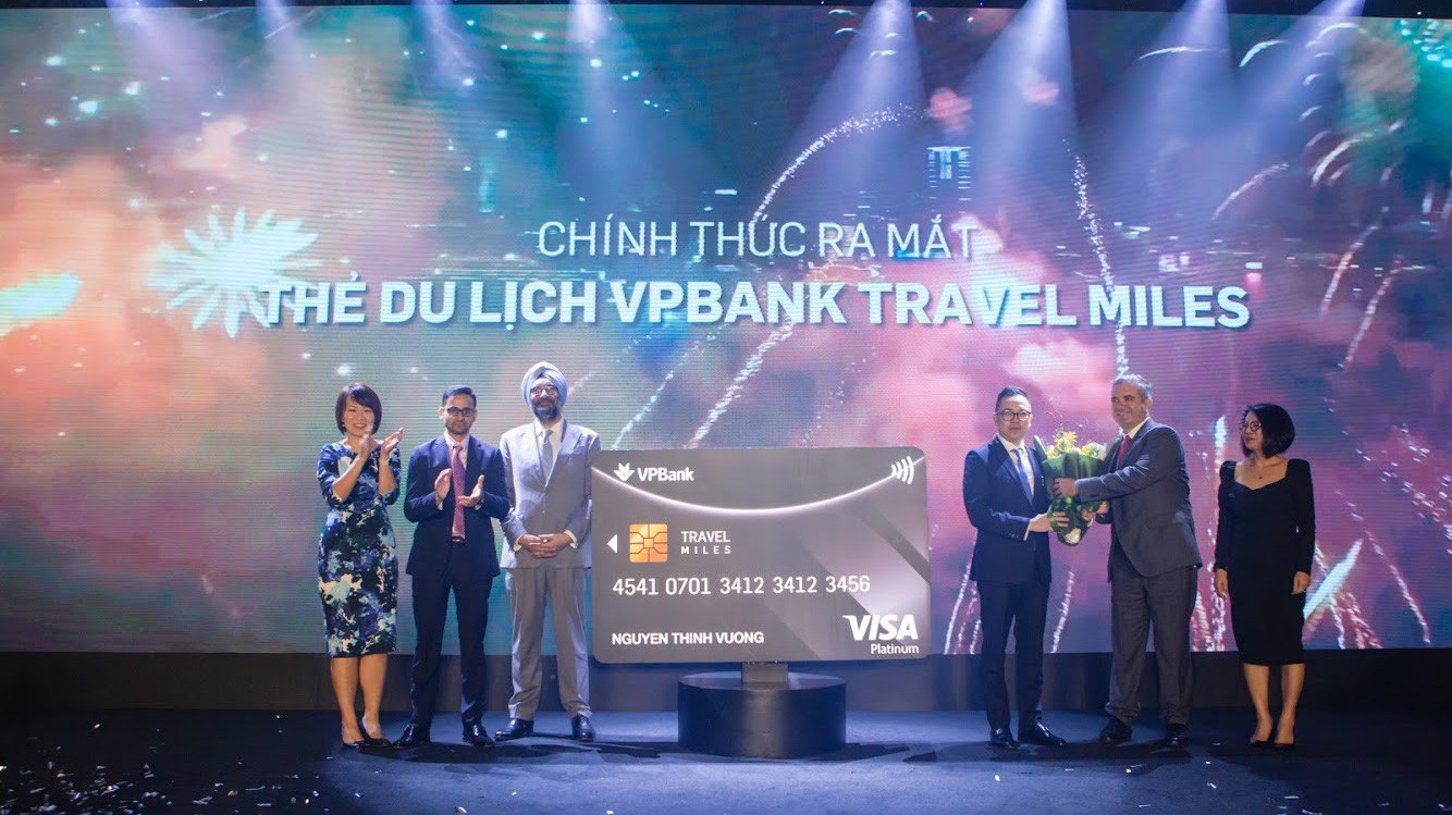 Sản phẩm thẻ VPBank Visa Platinum Travel Miles cho phép chủ thẻ tích lũy VP Travel Miles từ tất cả mọi chi tiêu hàng ngày.