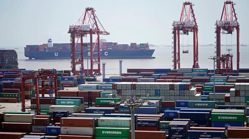 Cảng nước sâu Yangshan ở Thượng Hải, Trung Quốc - Ảnh: Reuters.