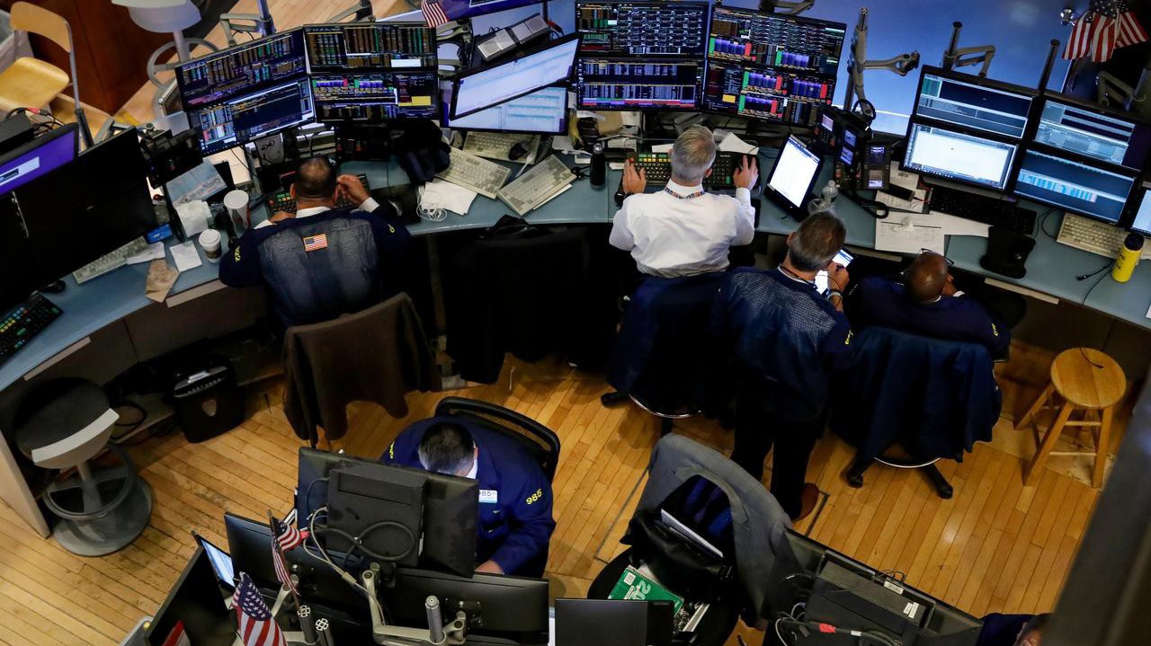 Các nhà giao dịch cổ phiếu làm việc trên sàn NYSE ở New York, Mỹ - Ảnh: Reuters.