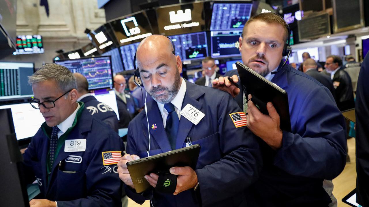 Các nhà giao dịch cổ phiếu trên sàn NYSE ở New York, Mỹ - Ảnh: Reuters.