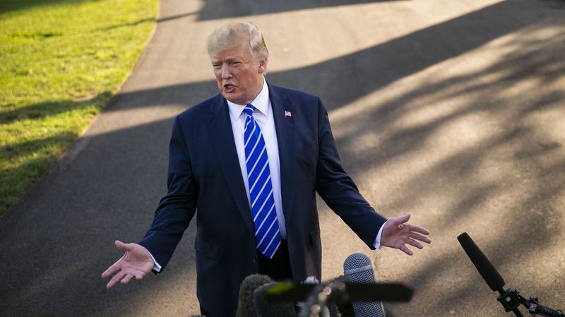 Tổng thống Mỹ Donald Trump trong một cuộc trao đổi với báo giới trong khuôn viên Nhà Trắng - Ảnh: Bloomberg.