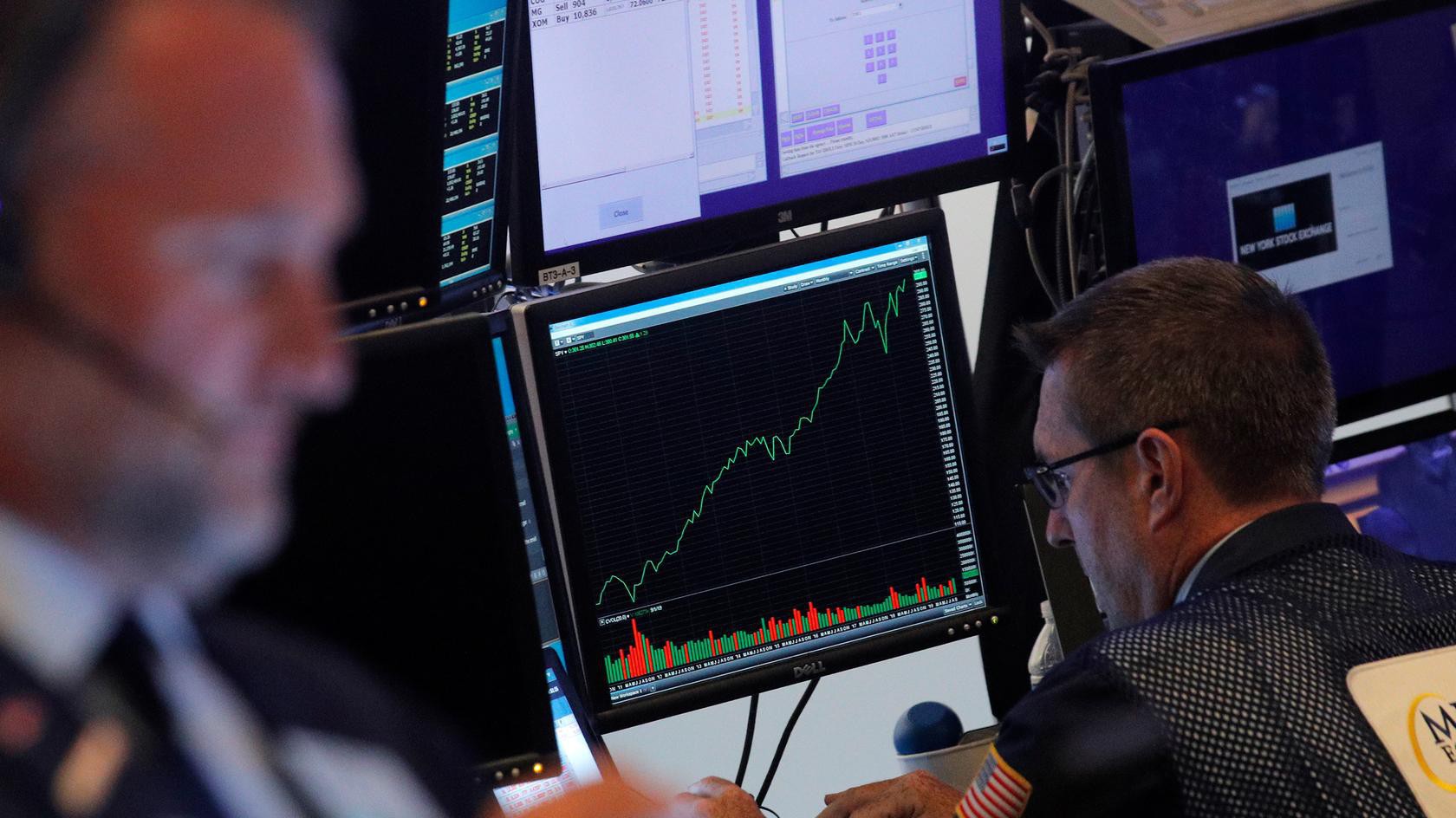 Các nhà giao dịch cổ phiếu trên sàn NYSE ở New York, Mỹ - Ảnh: Reuters.
