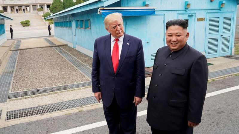 Tổng thống Mỹ Donald Trump (trái) và Chủ tịch Triều Tiên Kim Jong Un trong cuộc gặp ở biên giới hai miền bán đảo Triều Tiên hôm 30/6 - Ảnh: Reuters.