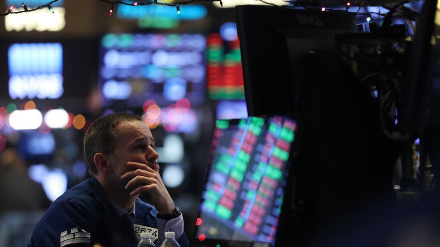 Một nhà giao dịch cổ phiếu trên sàn NYSE ở New York, Mỹ - Ảnh: Getty/MarketWatch.