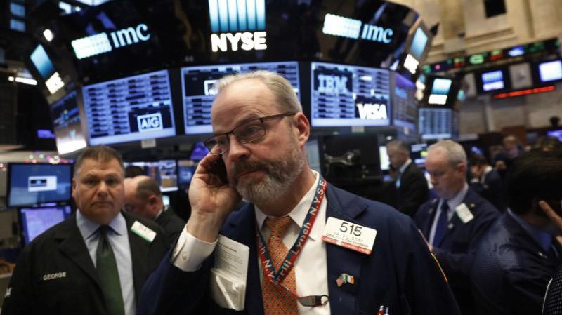 Các nhà giao dịch cổ phiếu trên sàn NYSE ở New York, Mỹ - Ảnh: Reuters.