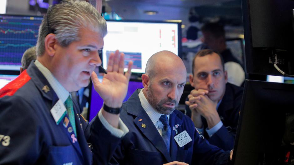 Các nhà giao dịch cổ phiếu trên sàn NYSE ở New York, Mỹ - Ảnh: Reuters.